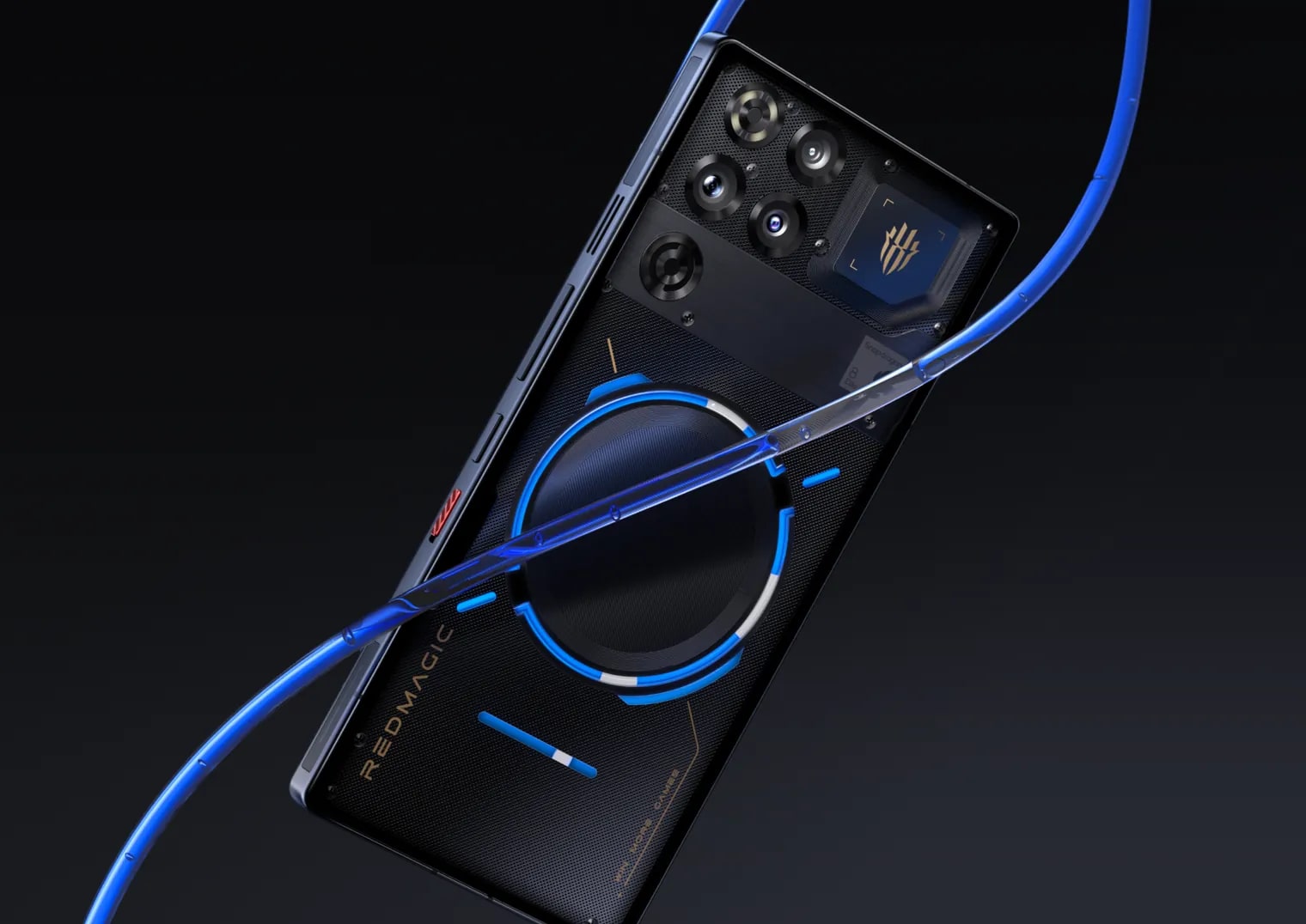 REDMAGIC 11 Pro, вид сзади: прозрачная задняя панель с кольцом жидкостного охлаждения и синим световым контуром