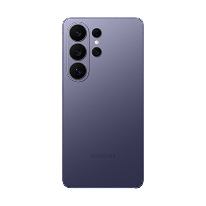 Samsung Galaxy S26 Ultra в цвете Cobalt Violet, вид сзади: блок из трёх крупных объективов камеры